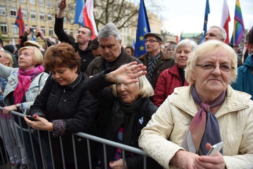 Nowoczesna w Poznaniu manifestowała patriotyzm na placu...