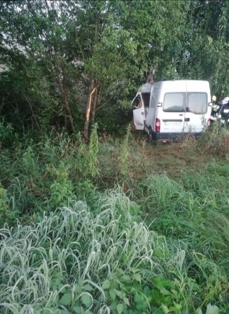 Jaczno. Wypadek na trasie Dąbrowa Białostocka - Nowy Dwór. Bus uderzył w drzewo, kierowca trafił do szpitala [ZDJĘCIA]