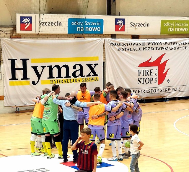 Zawodnicy Futsal Szczecin mają powody do radości. Wygrali cztery pierwsze mecze sezonu i są na szczycie tabeli.