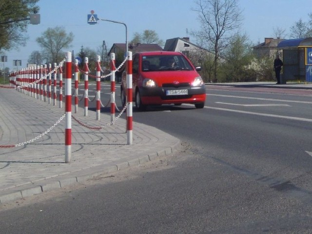 Skrzyżowanie w Gorzycach. Wyjeżdżającym z drogi podporządkowanej na drogę krajową widoczność ograniczają  wysokie słupki wzdłuż chodnika.