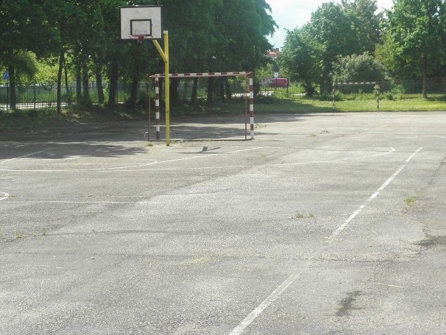Tak wygląda obecnie boisko sportowe przy włoszczowskim liceum.