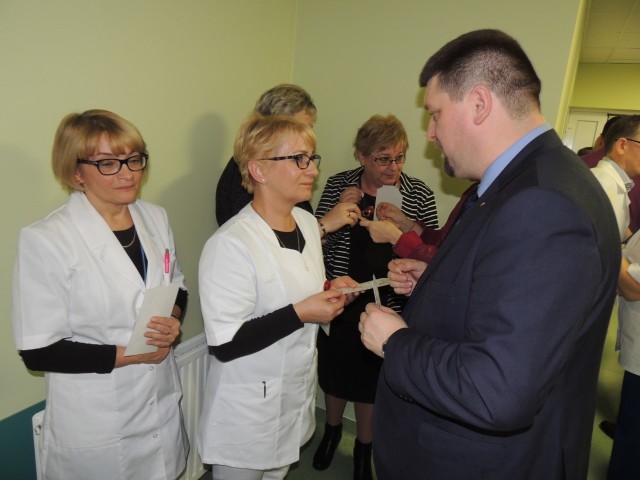 Starosta kielecki Michał Godowski podzielił się także opłatkiem z pracownicami szpitala powiatowego w Chmielniku.