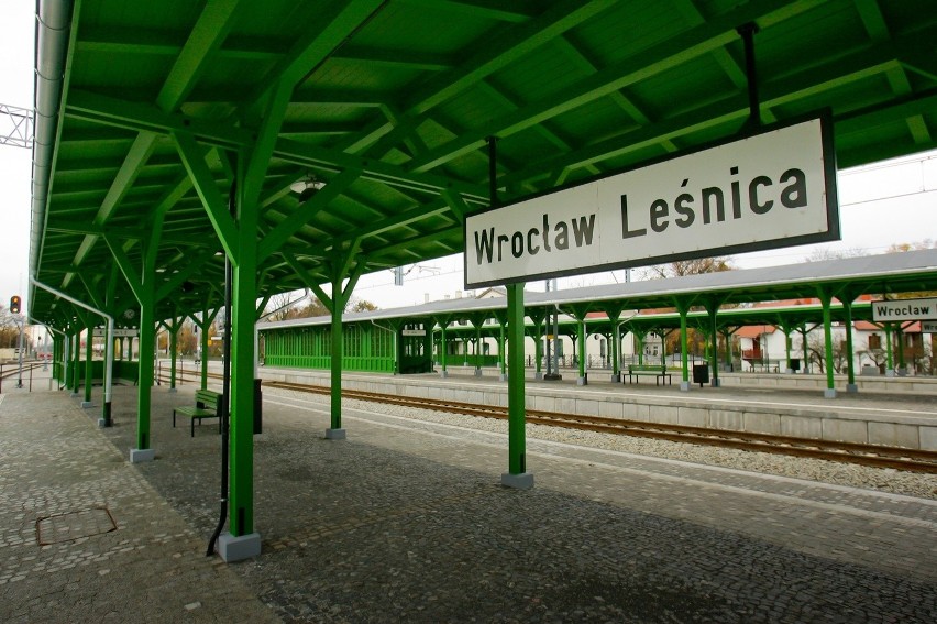 Wrocław, wyremontowany dworzec kolejowy na osiedlu Leśnica