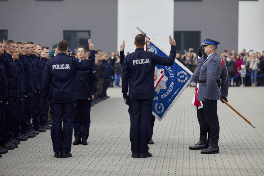 Kraków. Ślubowanie policjantów i policjantek. Do tego pokaz sprzętu