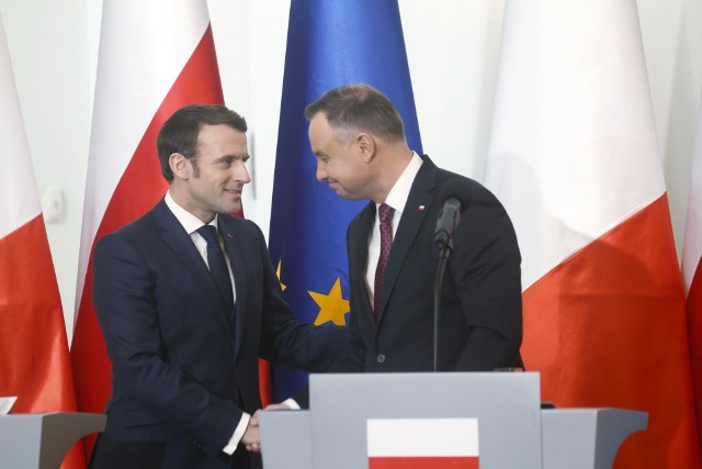 Prezydenci Macron i Duda - od razu widać, który stoi wyżej