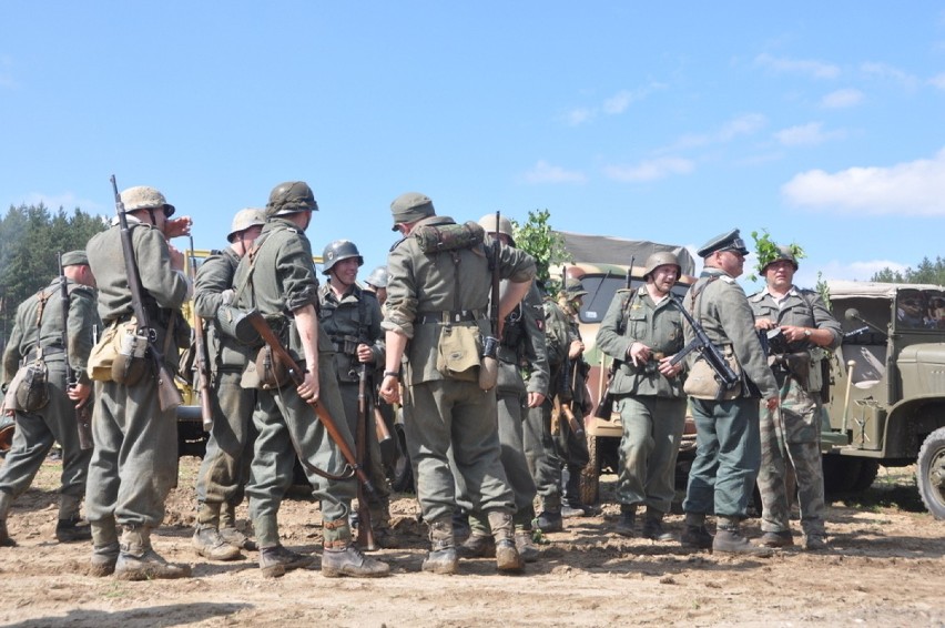 Piknik historyczno-wojskowy w Somoninie. Tłum gości oglądał inscenizację walk z 1945 r. [ZDJĘCIA]