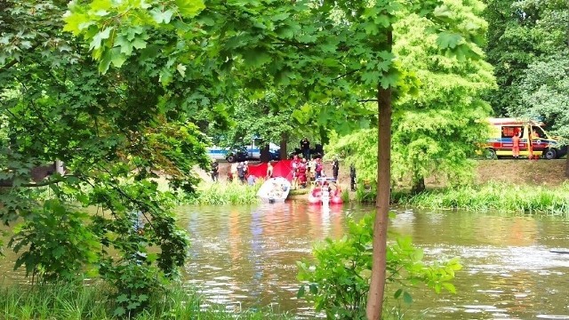 Dramat rozegrał się we wtorek, 27 czerwca przed godziną 17. Świadkowie zauważyli, że w rzece na wysokości stawu Kogutek w kaliskim parku miejskim topi się kobieta i zaalarmowali służby ratunkowe.
