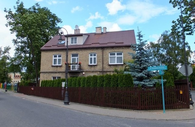 W tym domu przy ul. Staszica 14, który wchodzi w skład szlaku,  mieszkał Michał Goławski, przedwojenny działacz społeczny