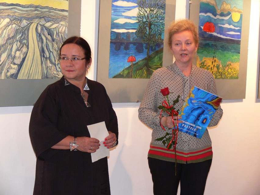 Wernisaż u boku autorki prac Anny Utkin (z lewej) otworzyła...