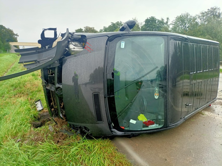 Wypadek na autostradzie A4 pod Wrocławiem (18.09.2022). Bus...