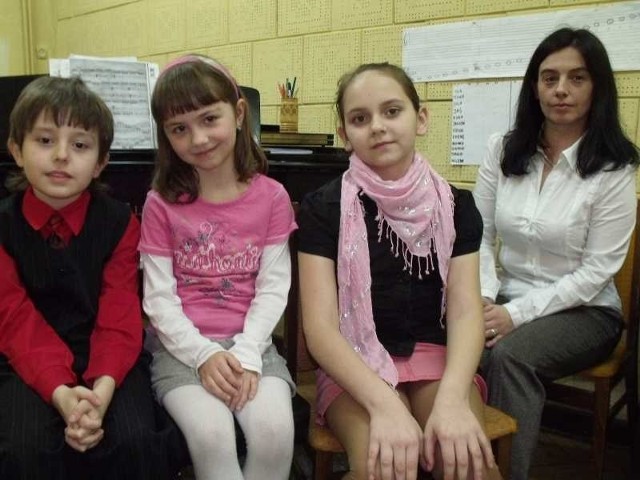 Nauczycielka Barbara Wójcik ze swymi uczniami, Jasiem Ziemianem i Olą Irek, obok zdobywczyni pierwszego miejsca Anna Kwiatkowska.