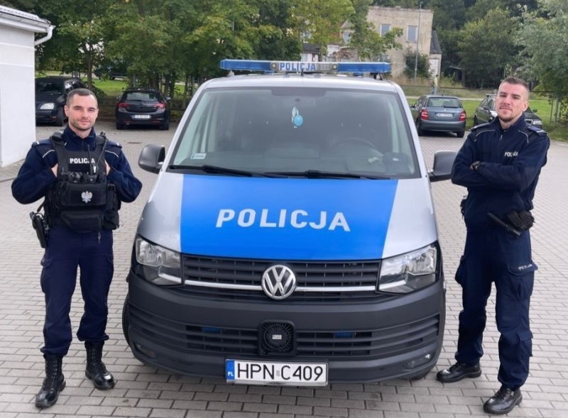 Policjanci z Chyloni sprawnie, w ciągu zaledwie kilku minut,...