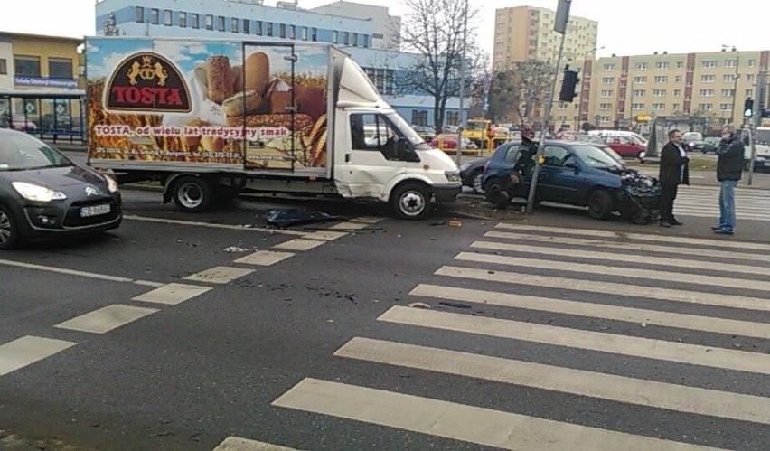Zderzenie na Solskiego w Bydgoszczy. Samochód dostawczy zderzył się z osobowym, jedna osoba odwieziona do szpitala  [zdjęcia]