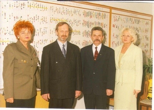 Dyrekcja szkoły sprzed lat: Jan Tomaszewski stoi drugi od lewej.