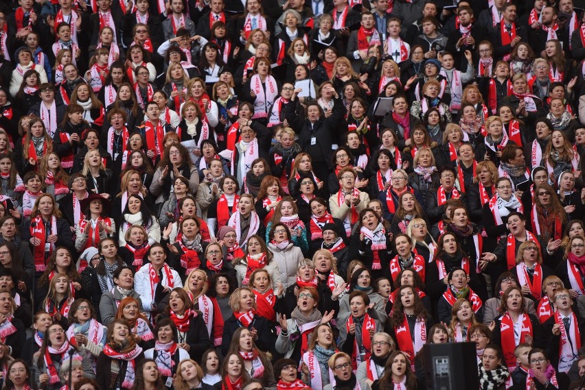 Rocznica chrztu Polski: Na stadion przybywają tłumy