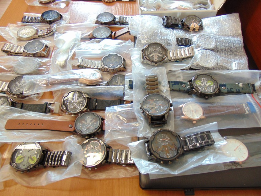 Oświęcim. W domu miał 100 zegarków, które chciał sprzedać przez internet. Oczywiście były podróbkami znanych marek