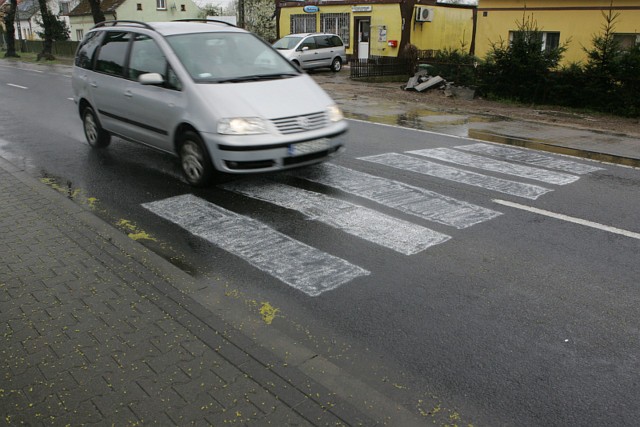 Tak wygląda przejście dla pieszych, namalowany sprayem na drodze w Jeninie pod Gorzowem.