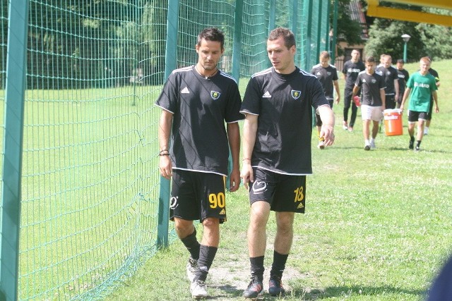 Grzegorz Fonfara (z prawej) trenował przed sezonem z GieKSą, jednak dopiero teraz został uprawniony do gry