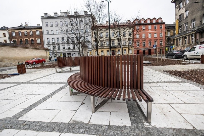 Kontrowersje wokół rewitalizacji placu Biskupiego. Sprawa horrendalnie drogiej ławki może się skończyć w prokuraturze