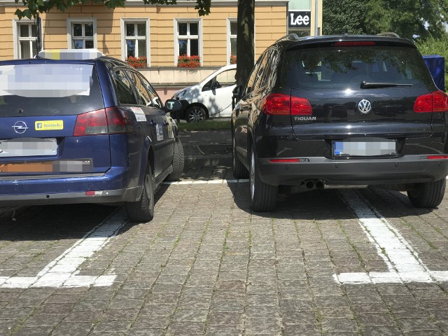 Parkingowa gimnastyka na Placu Zwycięstwa. Czy miejsca parkingowe na placu są za małe?