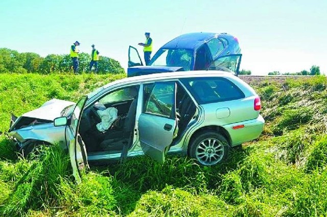 Kierowca volvo w okolicach Morlin zjechał na przeciwległy pas i zderzył się z toyotą. 58-letnia pasażerka toyoty zmarła w szpitalu podczas operacji. 63-letni kierowca volvo i 71-latek z toyoty również trafili do szpitala.