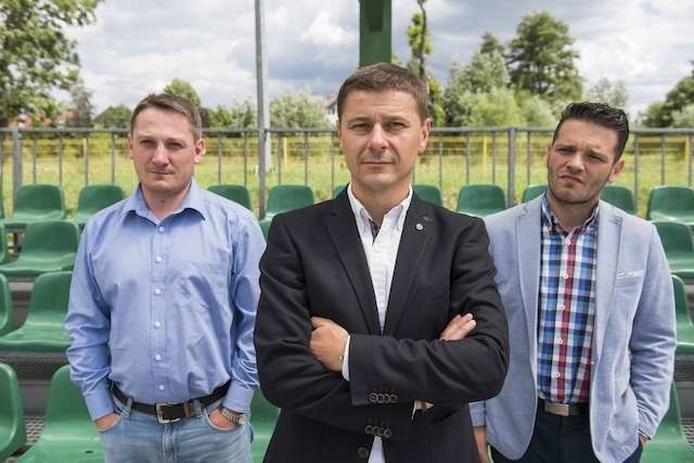 Na zdjęciu od prawej: Patryk Kniat (dyrektor sportowy Elany), Jerzy Cyrak (nowy trener zespołu) i Dawid Frąckowiak (nowy menedżer drużyny)