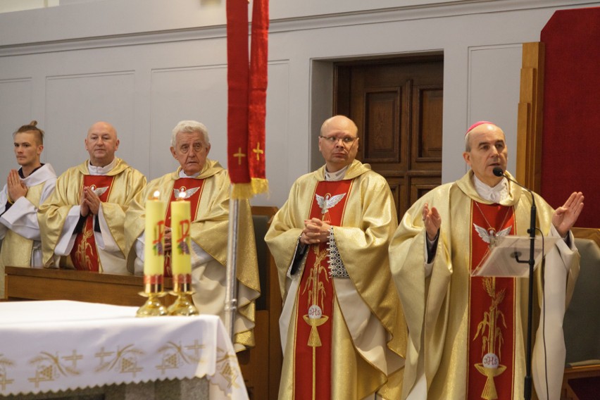 Medale zasłużonych dla rolnictwa. Dąb Izydor posadzony przy Zespole Szkól Rolniczych. Okazja? Święto Izydora Oracza w  Białymstoku