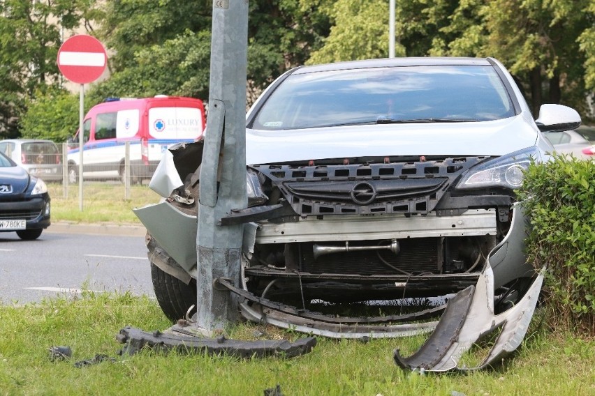 Kierowca karetki wyjeżdżającej ze szpitala nie ustąpił...