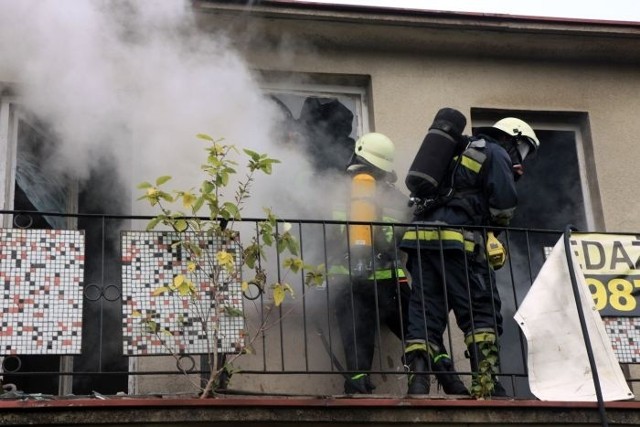 Strażacy gasili pożar w opuszczonym budynku w Kołobrzegu.
