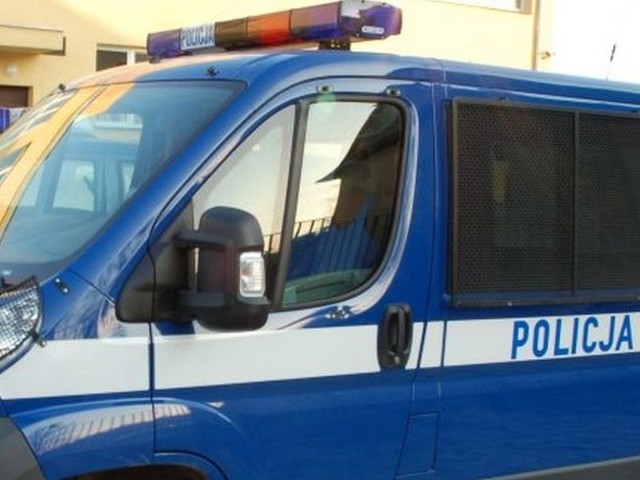 Sytuacja w Komisariacie Policji w Miastku zmienia się jak w kalejdoskopie. 9 policjantów (1/5 stanu komisariatu), którzy w piątek złożyli raporty o przeniesienie do innych jednostek, wycofało je kilka godzin temu.