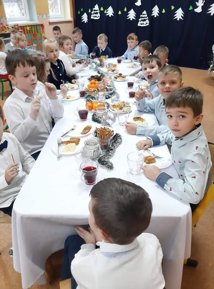 Przedszkolaki z Wyśmierzyc świętują Boże Narodzenie. Zasiadły do wigilijnego stołu, wczesniej ubrały choinkę
