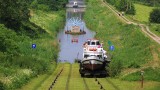 Statkiem po trawie, czyli niezwykła pochylnia w Buczyńcu na Kanale Elbląskim. Sezon właśnie się zaczyna! Sprawdź, ile kosztuje rejs