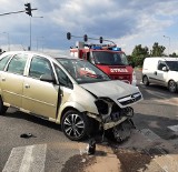 Wypadek w Rzgowie. Zderzyły się dwa samochody osobowe - audi A3 i opel meriva. 4 osoby zostały ranne 