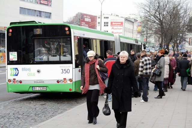 Wiele osób miało kłopoty z dojechaniem na cmentarze