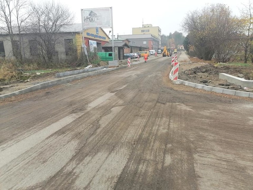 Trwa remont ulicy Nadwiślańskiej w Dwikozach. Kierowcy muszą się liczyć z utrudnieniami [ZDJĘCIA]
