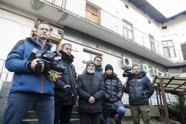 Filmowcy na planie zdjęciowym przed kamienicą, w której mieszkali Jadwiga Cieplińska z synem Andrzejem (drugi z lewej Sławomir Górski, trzeci z lewej Jerzy Klus).