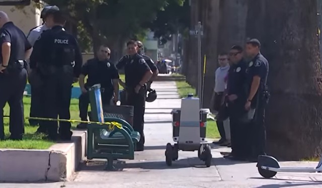 Robot spokojnie przejechał obok zaciekawionych policjantów