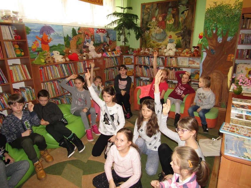 Ferie w pińczowskiej bibliotece. Dzieci "spotykają się" mieszkańcami Grenlandii [ZDJĘCIA]