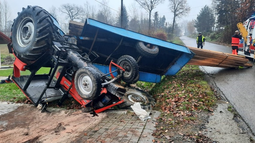 Wypadek ciągnika rolniczego przewożącego drewno w Buczynie,...