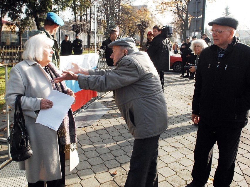 Halina Komar (z lewej) broniła pomnika czerwonoarmistów....