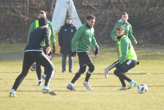 Piłkarze Radomiaka Radom w czwartek, 7 lutego, trenowali na boisku z naturalną nawierzchnią przy ulicy Struga.