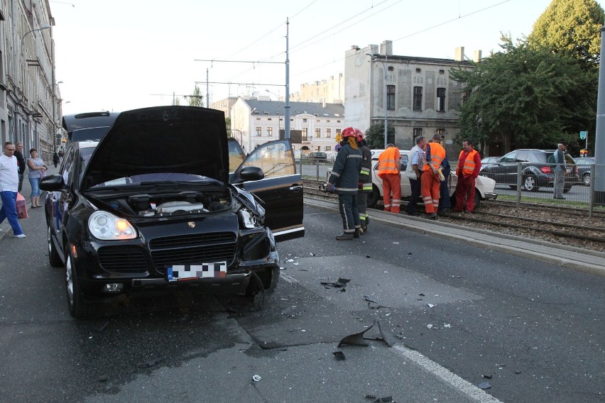 Wypadek na Zachodniej. Samochód wpadł na torowisko [ZDJĘCIA+FILM]