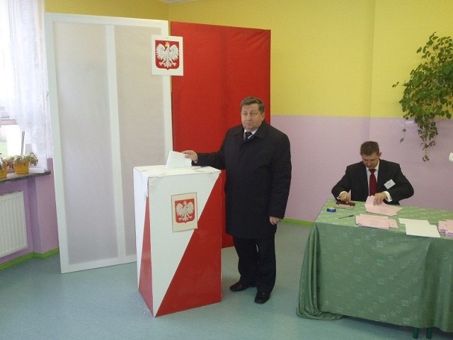Władysław Diakun w komisji wyborczej w Trzebieży.  