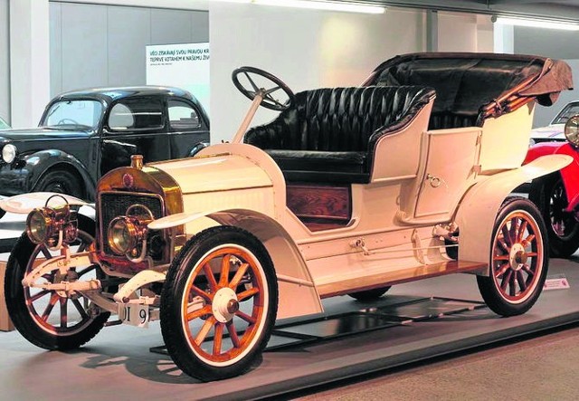Laurin & Klement Typ G (GR) był produkowany w latach 1908-09. Miał czterocylindrowy silnik o poj. 1555 cm sześc. i mocy 15 KM.