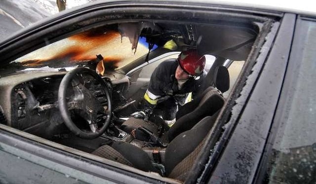 Auto stanęło w płomieniach na wysokości podtoruńskiego Antoniewa na autostradzie A1. [fot. ilustracyjna]