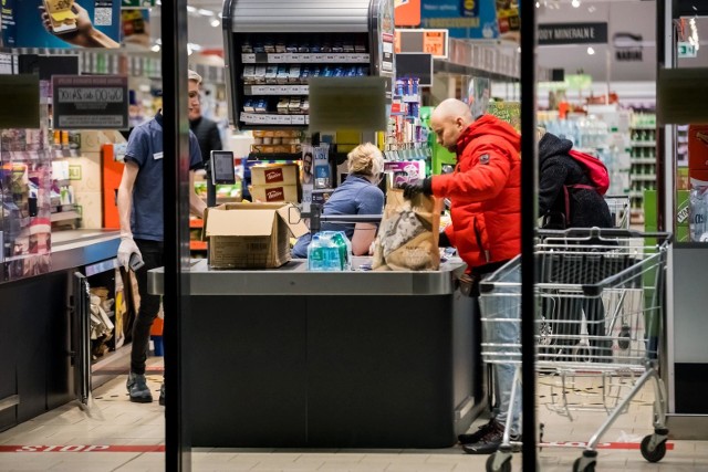 Dni tuż przed Wielkanocą to tradycyjnie okres wzmożonej liczby osób w sklepach i marketach. Jednak w związku z epidemią koronawirusa trzeba było nałożyć pewne obostrzenia. W niektórych sklepach zakupy będziemy mogli robić całą dobę. Zobaczcie, jak otwarte są popularne markety w Polsce przed świętami.Zobacz jak będą otwarte sklepy na kolejnych stronach --->