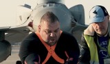 Wielki pojedynek: strongman Karol „Kołacz” Kołaszewski kontra samolot F-16. Kto wygrał? - WIDEO