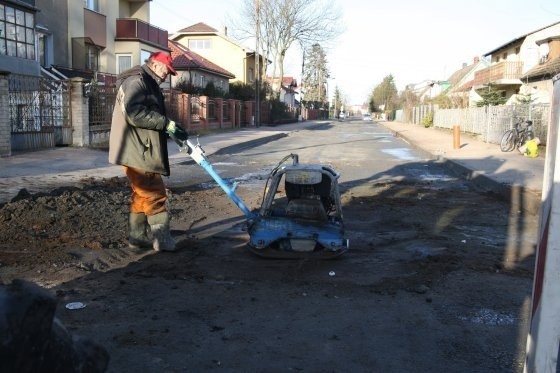Prace prowadzi firma ze Szczecina. Robotnicy mówią, że w lutym ulica powinna być gotowa.