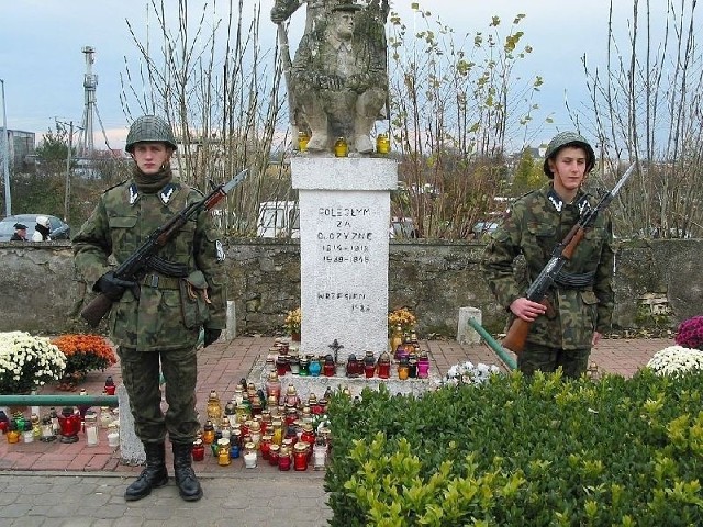 Na cmentarzu komunalnym w Staszowie w czwartek 1 listopada podopieczni koła strzeleckiego pełnili wartę honorową przy pomniku poległych.