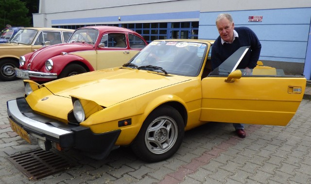 Marek Krupa, prezes kazimierskiego Koła Automobilklubu Kieleckiego, miłośnik starych samochodów - wybiera się na rajd do Bronocic.